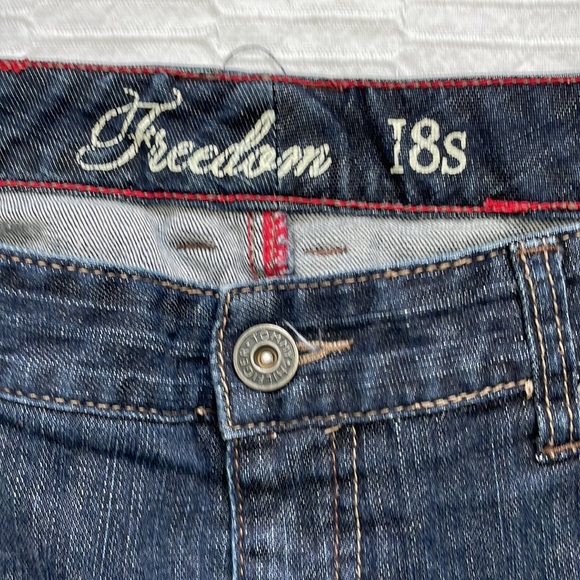 Tommy Hilfiger 18 Short Freedom Bootcut Jeans - Picture 6 of 11